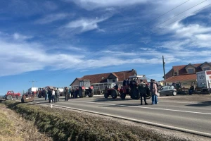 Počeli protesti nezadovoljnih proizvođača mleka, traktorima blokiraju saobraćaj 24 sata