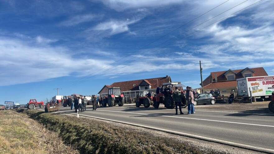 Počeli protesti nezadovoljnih proizvođača mleka, traktorima blokiraju saobraćaj 24 sata