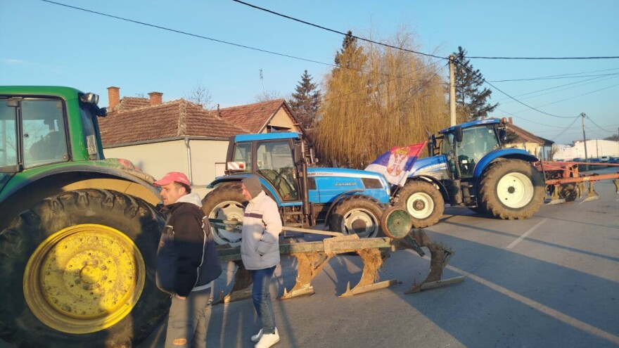 Poljoprivrednici iz Rače blokiraju puteve - zahtevaju umanjenje poreza na imovinu