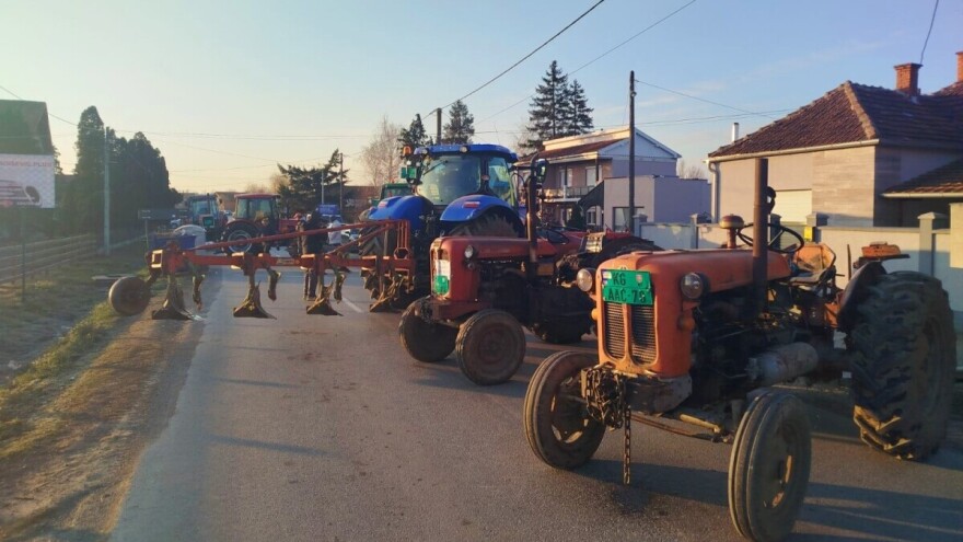 Poljoprivrednici iz Rače ušli u zgradu Opštine: Ne izlazimo dok se ne ispune zahtevi