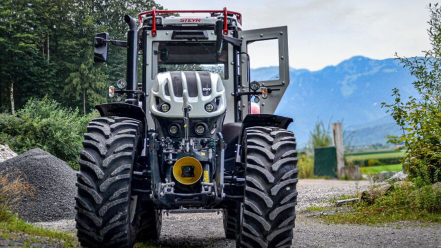 Steyr predstavio traktore za vojsku
