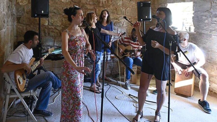 Bend OPG duhovito pjeva o poljoprivredi, ljepotama ružnog eko povrća i tradiciji