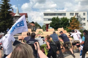 Simbol tretiranja proizvođača u mlečnom govedarstvu: Demonstranti sagradili pa srušili zid