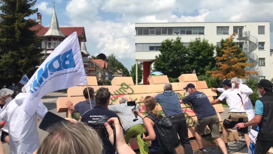 Simbol tretiranja proizvođača u mlečnom govedarstvu: Demonstranti sagradili pa srušili zid