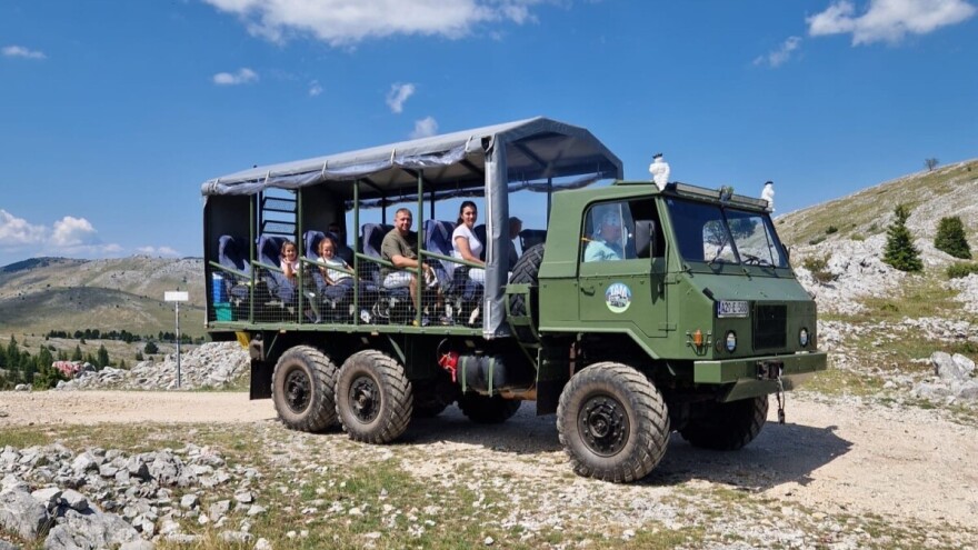 Safari izlet u BiH: "Svi se obraduju kada kamion gostiju dođe u selo"
