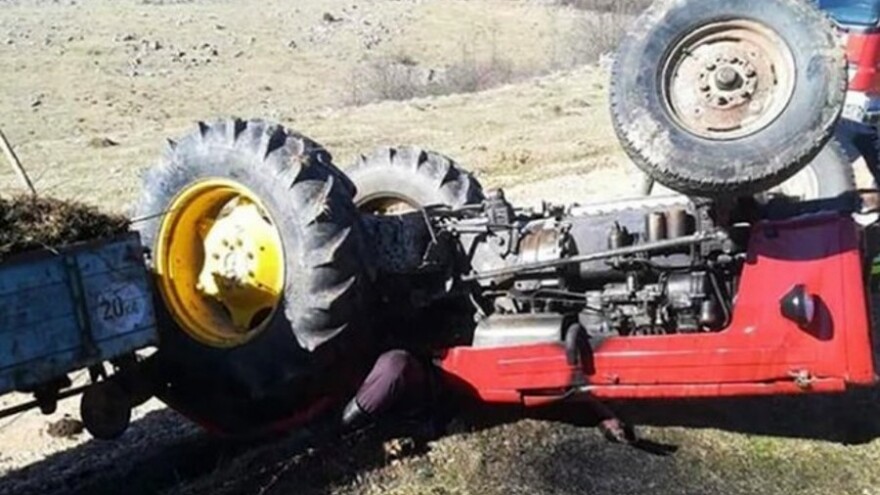 Traktorista iz Čajniča teško povrijeđen uslijed slijetanja s puta
