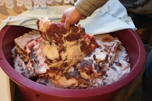 Vrijeme je svinjokolja: Kako salamuriti (pacati) meso za sušenje?