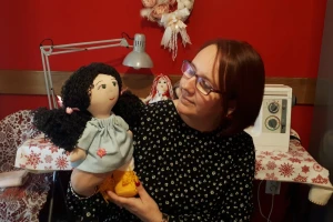 Ljudima je dosta plagijata i plastike, Milica Marjanović od prirodnih materijala izrađuje lutke
