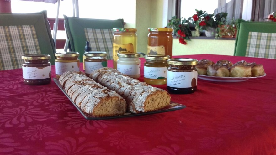 Med s đumbirom, kurkumom i uljem konoplje obitelji Bošković