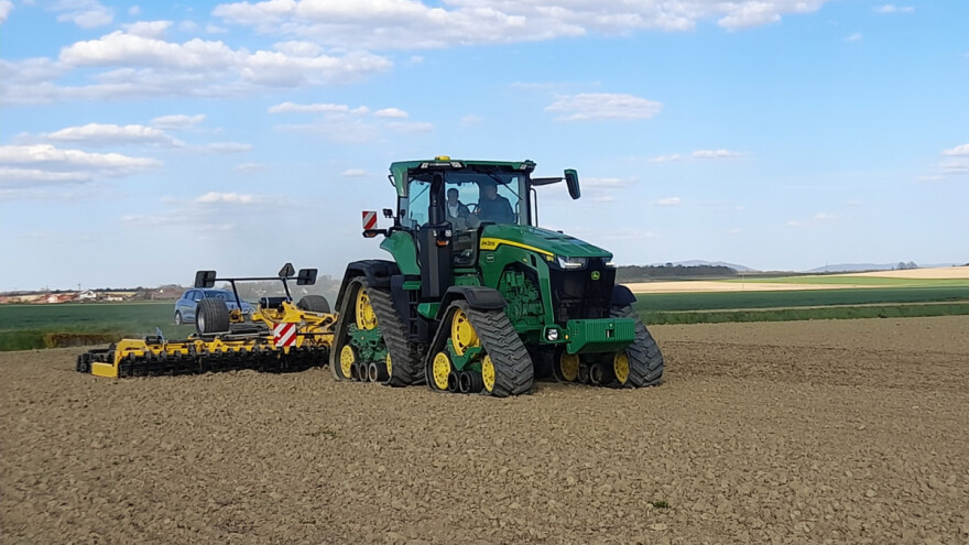 Predstavljamo John Deere 8RX 410: Snažni gorostas nježan prema tlu