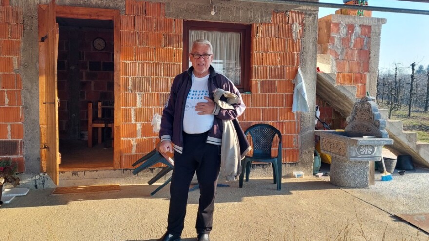 Radenko Malešević na pragu osme decenije života sadi borovnicu