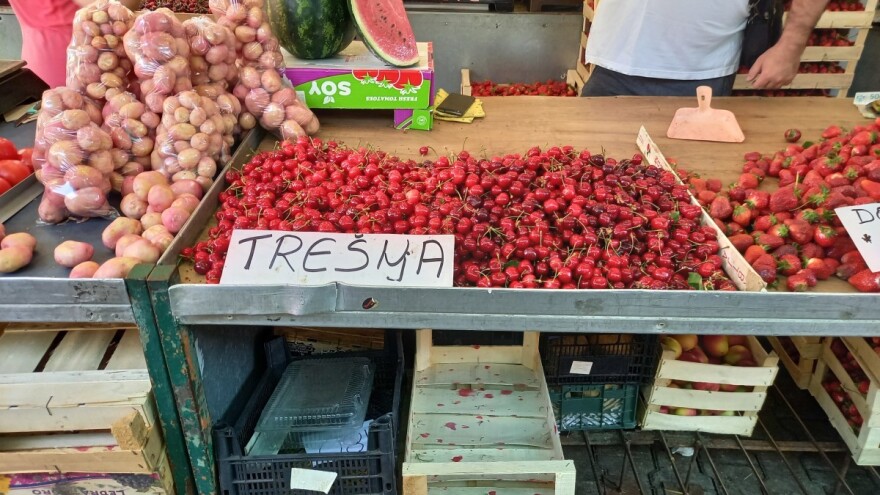 Kiša skratila sezonu, uzgajivači na gubitku: Na pijacama sve manje jagoda i trešanja