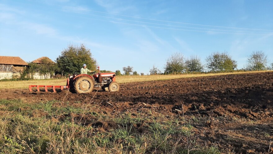 Neisplaćene prošlogodišnje subvencije, a aktuelan nov konkurs za nabavku mehanizacije?