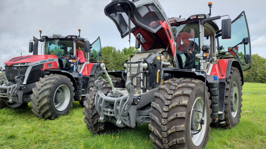 MF 9S.425 - nova perjanica Massey Fergusona