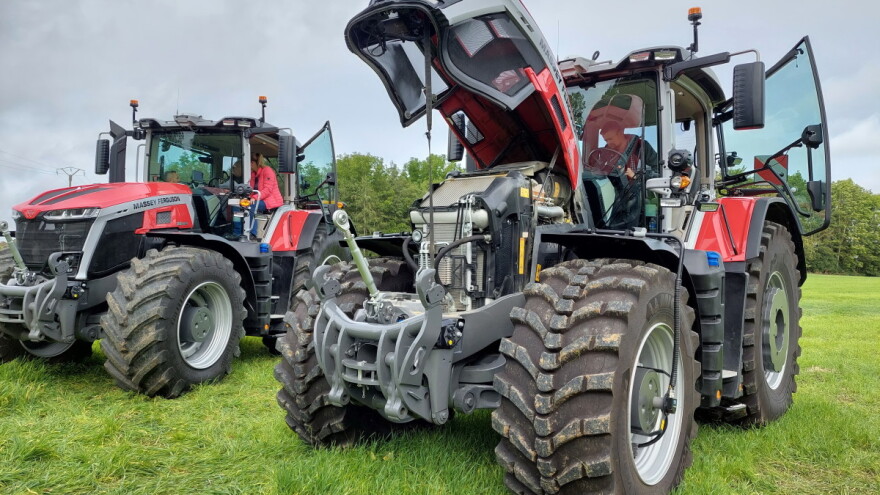 MF 9S.425 - nova perjanica Massey Fergusona