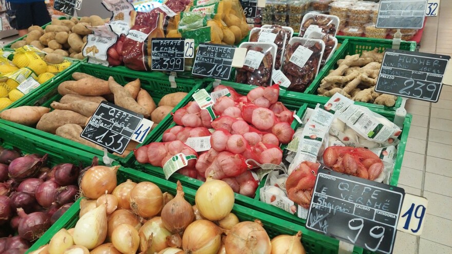 Tirana "zapaprila" cijene: Kilogram jabuka do 7 KM, a litar mlijeka do 9,60 KM