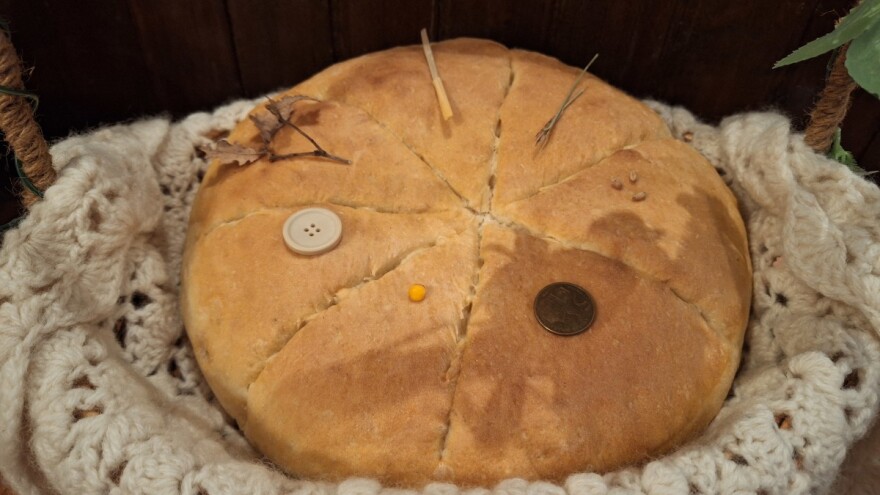 Pod Badnjakom pšenica i orasi, na Badnjak dečija bluza, a u česnici simbol