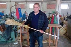 Metle iz Bačkog Petrovca čiste Evropu: Od sirka do urednog dvorišta