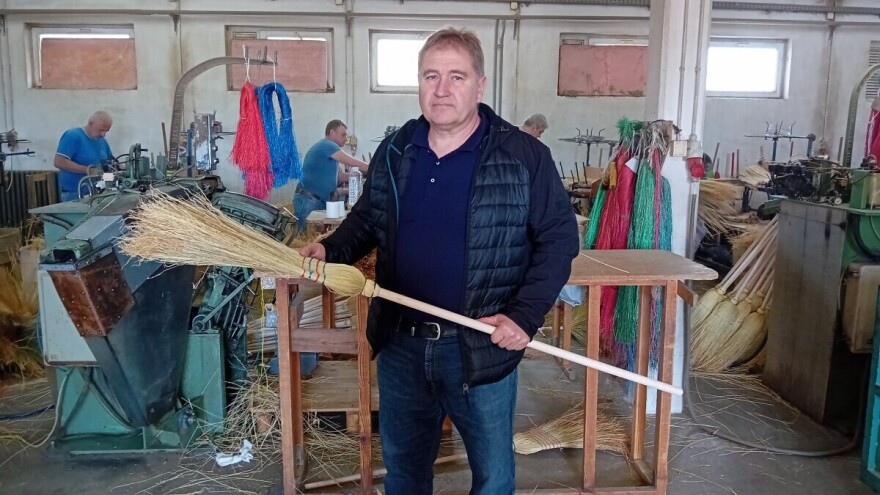 Metle iz Bačkog Petrovca čiste Evropu: Od sirka do urednog dvorišta