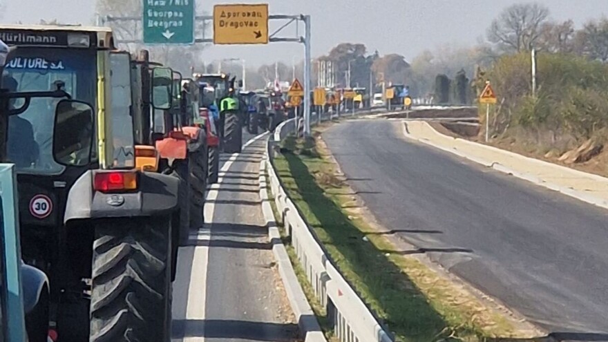Oko 150 traktora blokira put prema Požarevcu