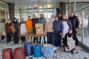 Poljoprivrednici i danas uz studente - za večeru im spremili prasetinu
