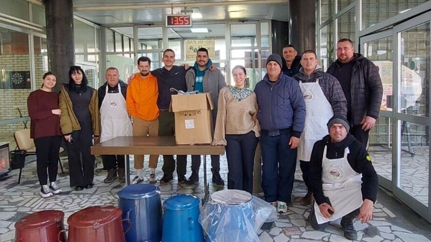 Poljoprivrednici i danas uz studente - za večeru im spremili prasetinu