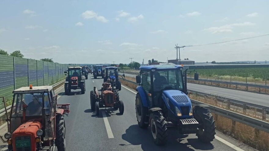 Više od 200 traktora blokira izlaz na autoput u Požarevcu