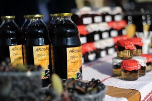 Krenulo je slučajno, danas od aronije rade marmelade, vina, likere, ali i sušenu aroniju u medu