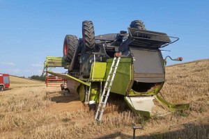 Kombajn završio na krovu  - previše se nagnuo na uzbrdici?