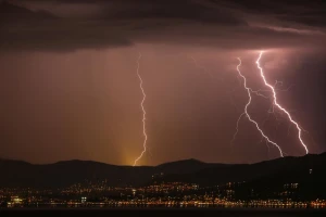 Potres i obilna kiša pogodili Dalmaciju, upaljen crveni meteoalarm za Istru i Kvarner