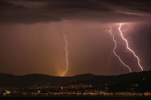 Potres i obilna kiša pogodili Dalmaciju, upaljen crveni meteoalarm za Istru i Kvarner