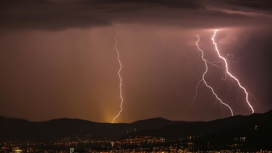 Potres i obilna kiša pogodili Dalmaciju, upaljen crveni meteoalarm za Istru i Kvarner