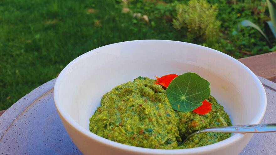 Zaštitnik je bašte, lekovit, ali i jestiv. Evo kako napraviti namaz od dragoljuba