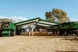 Organizirao svadbu ispod šest John Deere kombajna