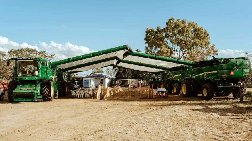 Organizirao svadbu ispod šest John Deere kombajna