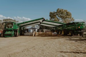 Organizirao svadbu ispod šest John Deere kombajna