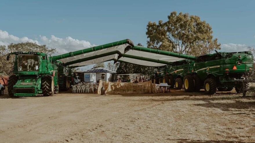 Organizirao svadbu ispod šest John Deere kombajna