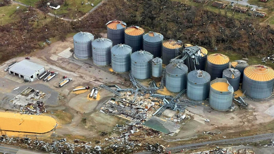 Tornado poharao poljoprivredne objekte, farme, polja u Mayfieldu
