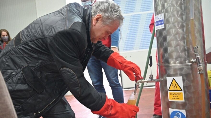 Ambasador Sattler probao friško natočen srebrenički sok kompanije Rankić