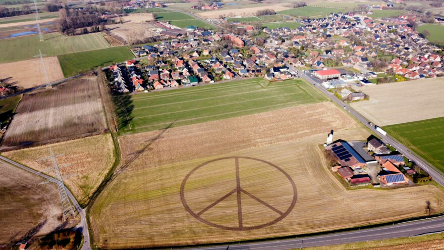 Njemački ratari na poljima ispisuju poruke mira