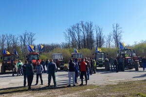 Protesti u Živinicama - traktori sa zastavama kreću prema gradu