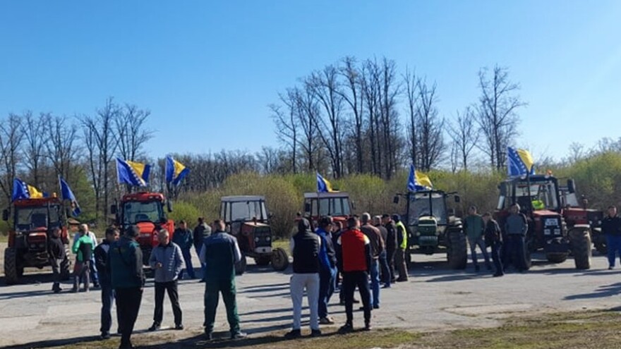 Protesti u Živinicama - traktori sa zastavama kreću prema gradu