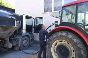 Tragikomedija u Velikoj Kladuši: Poljoprivrednicima dijele po litar goriva kao poticaj