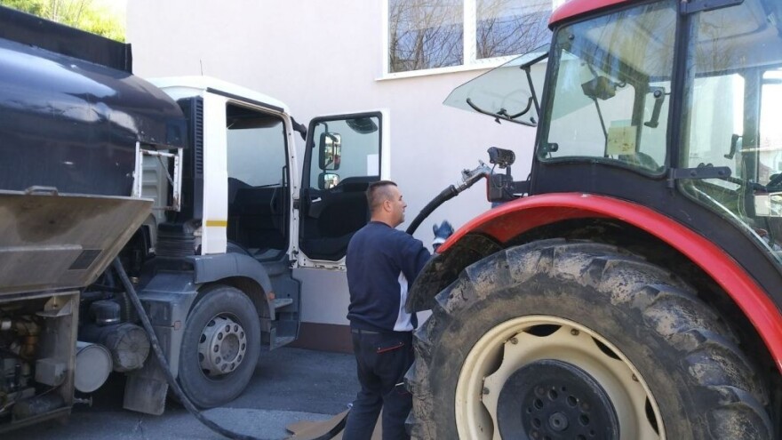 Tragikomedija u Velikoj Kladuši: Poljoprivrednicima dijele po litar goriva kao poticaj