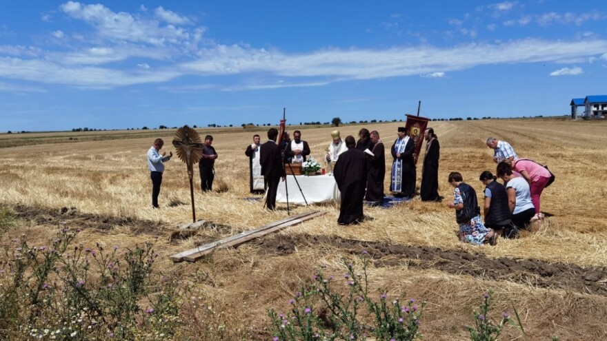 Rumunski sveštenici izašli na polja - mole za kišu