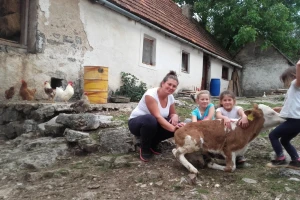 U polupustom ličkom selu samohrana majka bavi se intenzivnom poljoprivredom - i ne odustaje