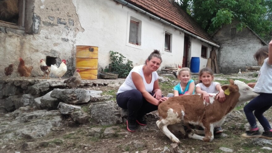 U polupustom ličkom selu samohrana majka bavi se intenzivnom poljoprivredom - i ne odustaje