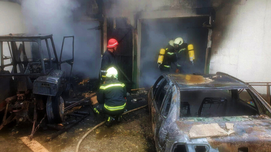 Zbog požara na automobilu vlasniku izgorio i traktor