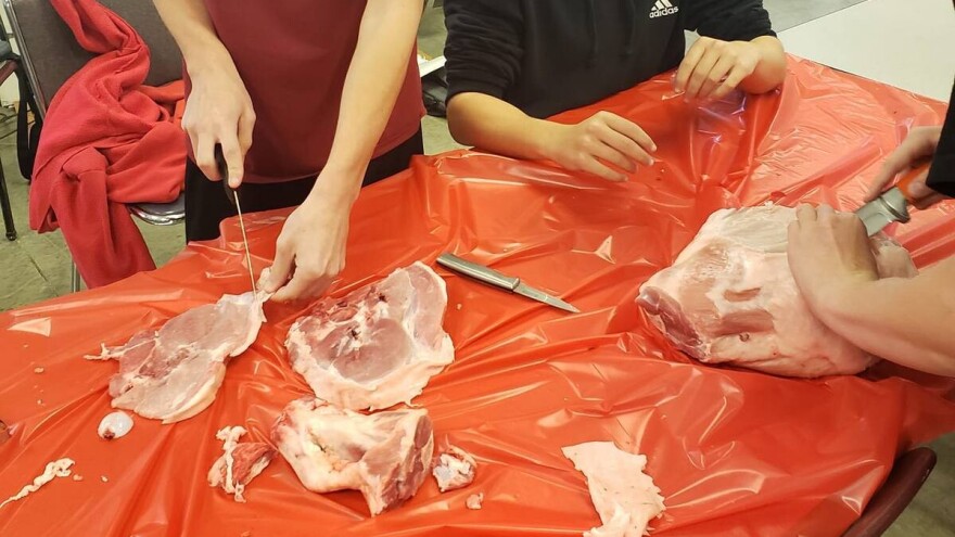 U školi uče da love životinje, tranžiraju trupove i pripremaju meso