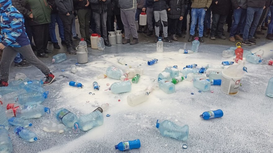 Prosipali mlijeko u Srbiji: Ako se Ministarstvo "ne urazumi" - protest!
